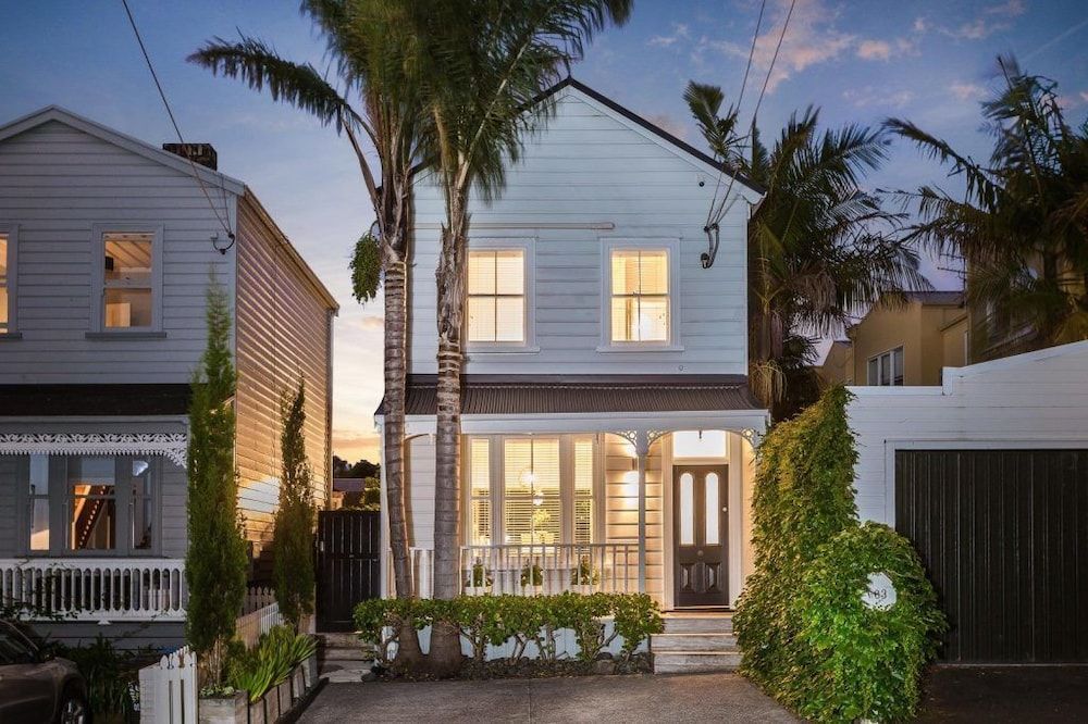 undefined Robyn's Luxury Cottage 2