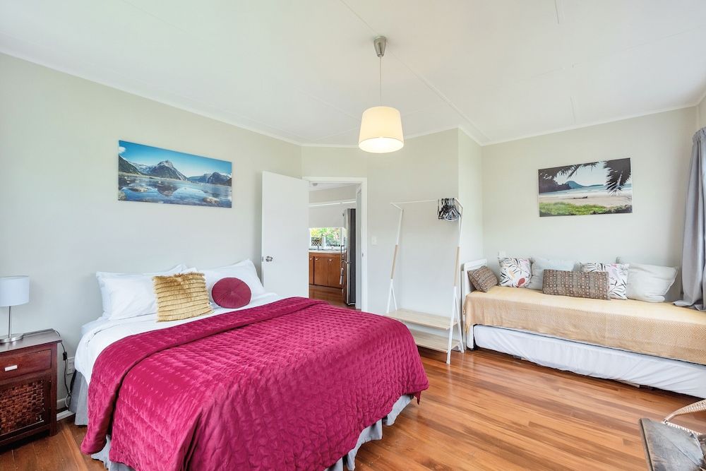 undefined Sunny Grey Lynn Holiday Home 5