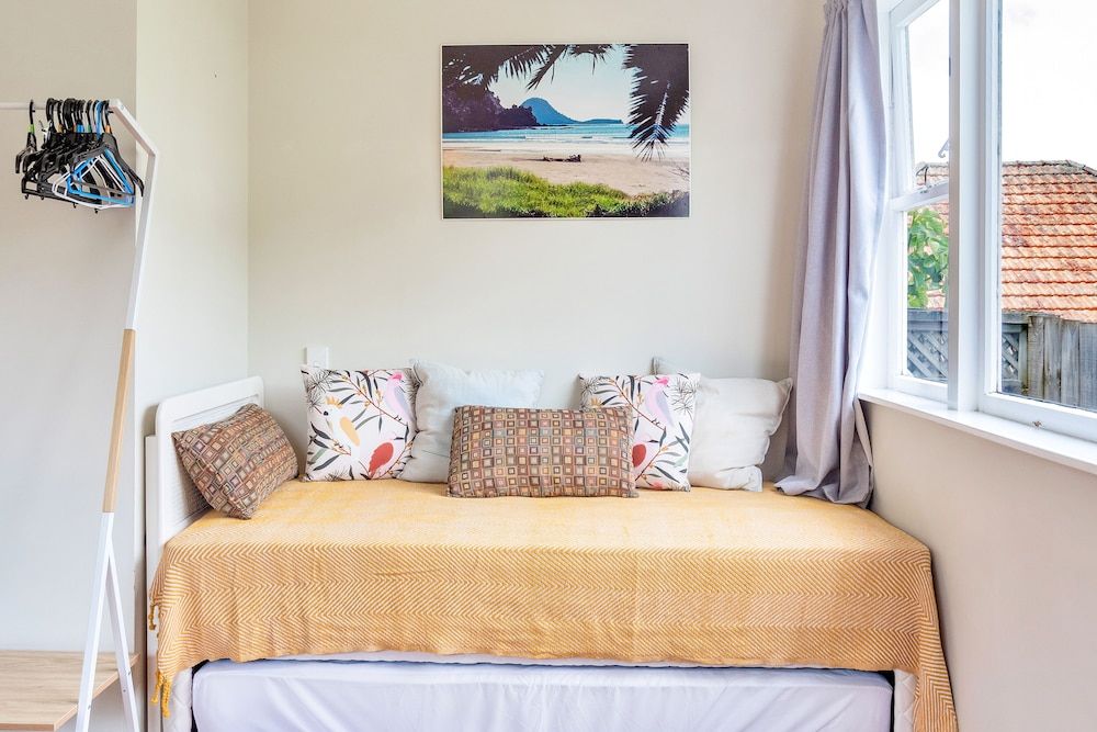undefined Sunny Grey Lynn Holiday Home 8