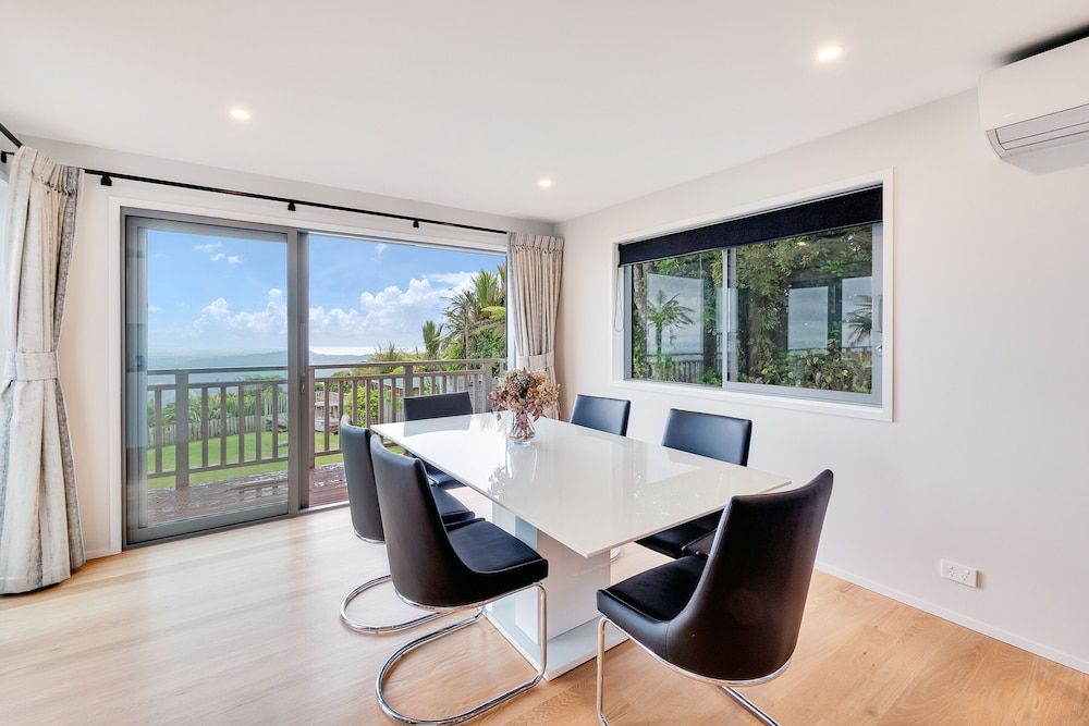 undefined Spectacular Hilltop Retreat near Piha 2