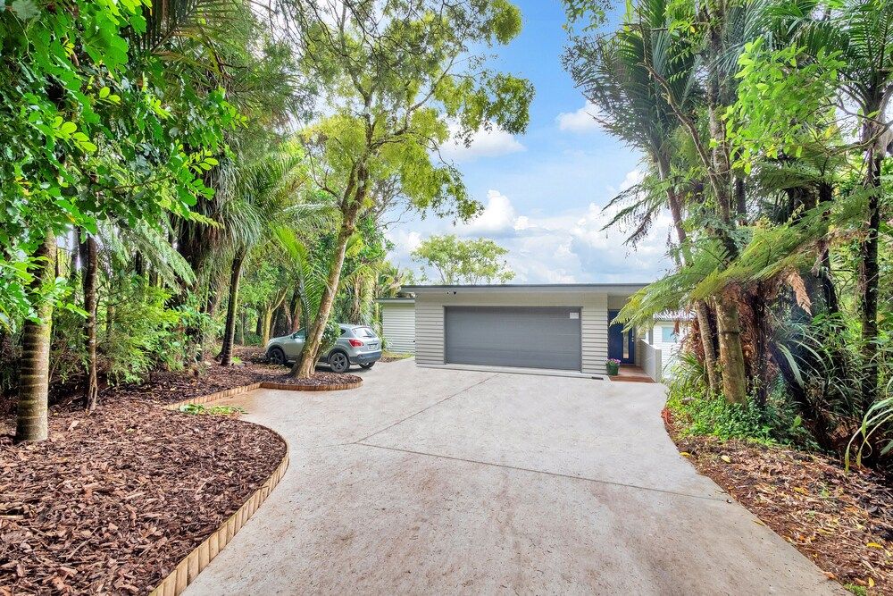 undefined Spectacular Hilltop Retreat near Piha 3