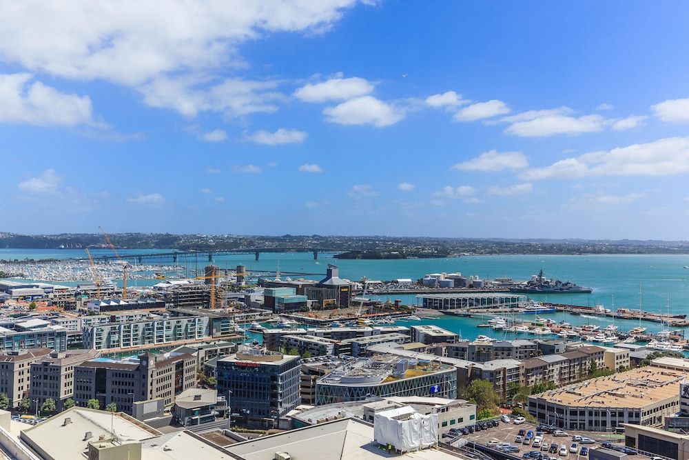 Modern Apartment Short Walk to SkyTower Apartment, 1 Bedroom, City View 10