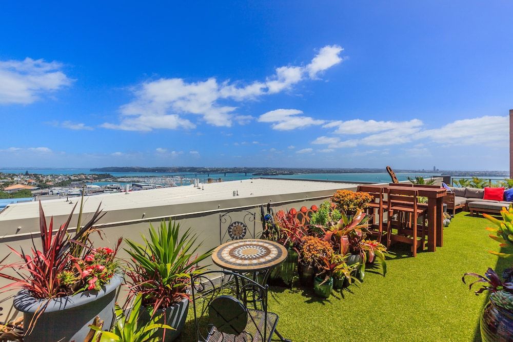 undefined Modern Apartment Short Walk to SkyTower 10