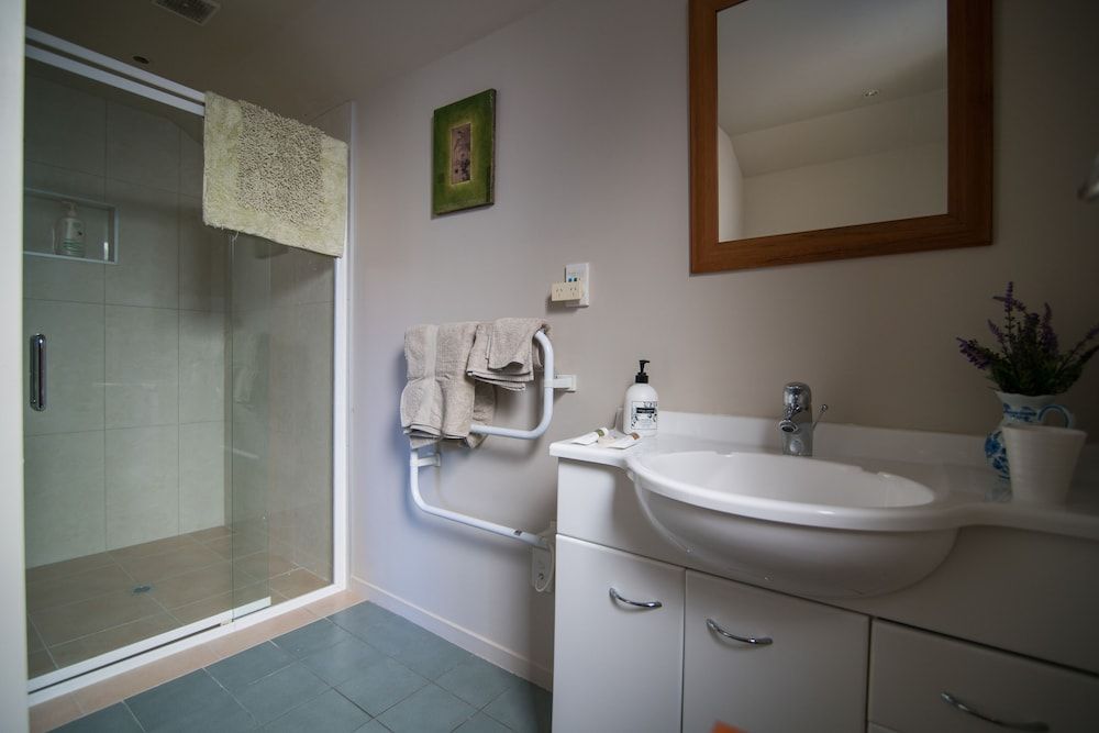 Terry and Cindy's B&B Queen Room, Garden View 5