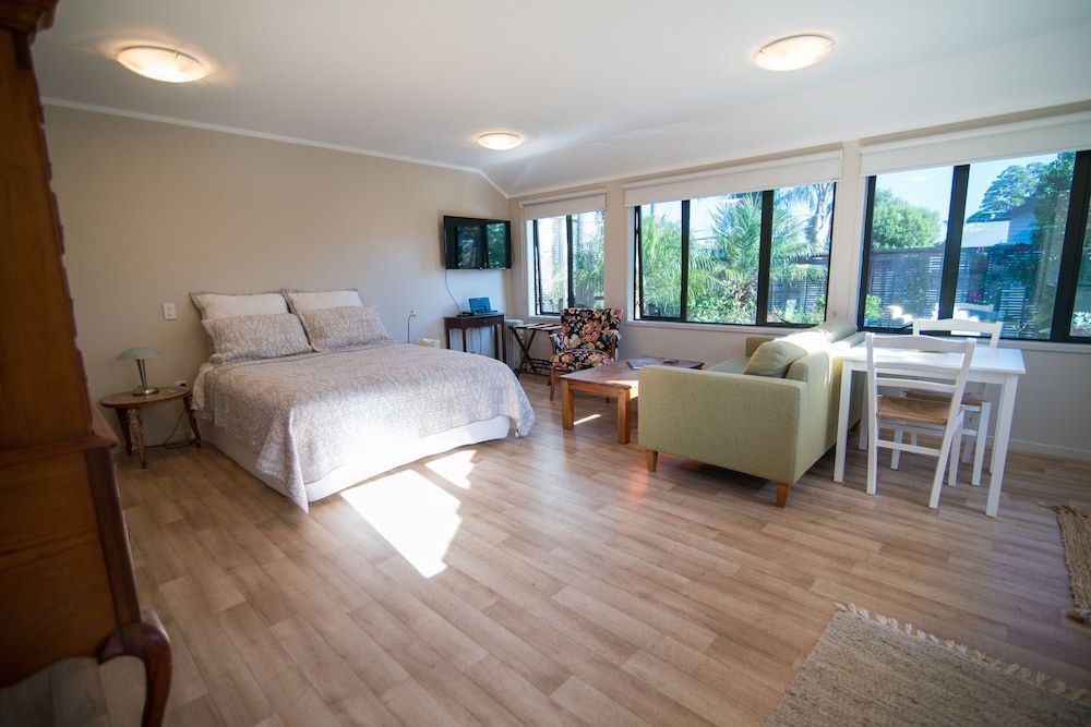 Terry and Cindy's B&B Deluxe Studio Suite, Garden View 3