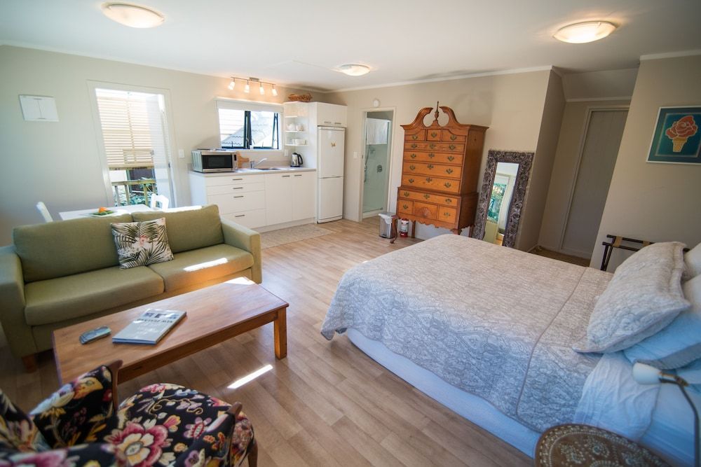 Terry and Cindy's B&B Deluxe Studio Suite, Garden View 4