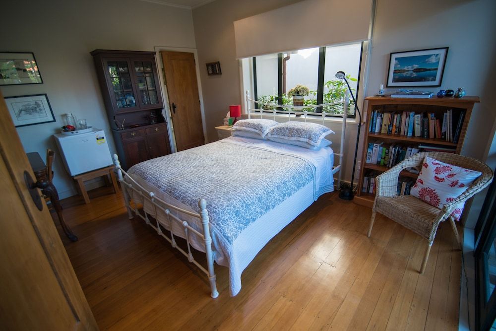 Terry and Cindy's B&B Queen Room, Garden View 3