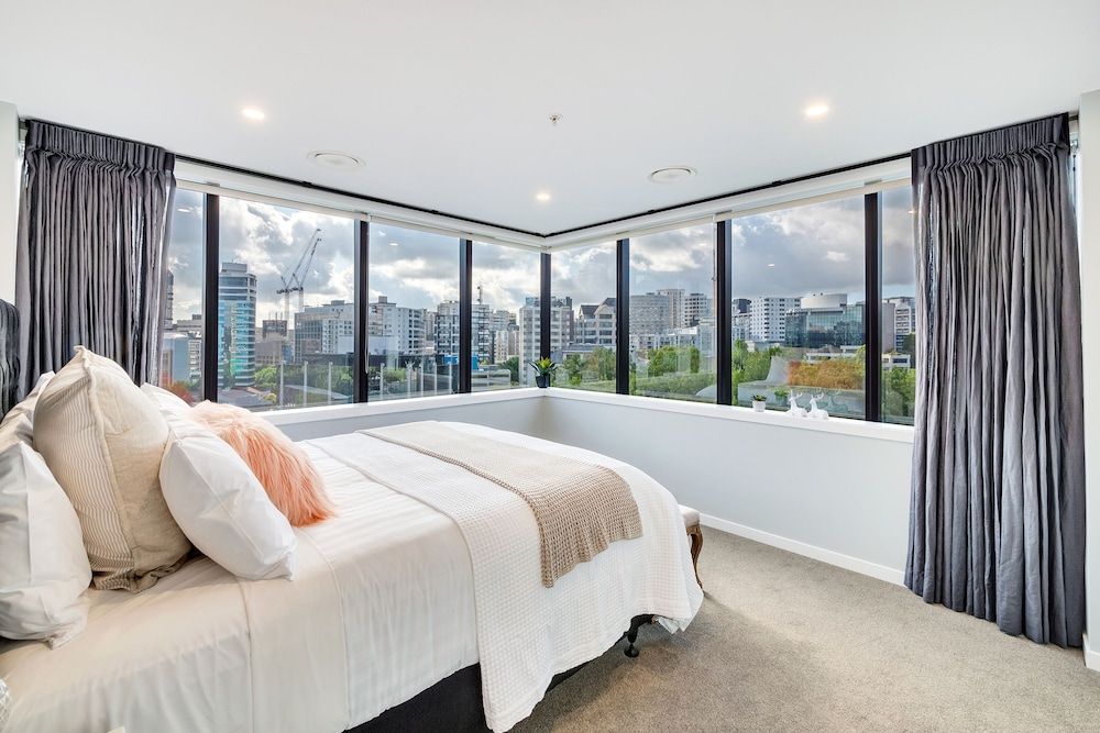 Luxe In The City w Two Car Parks Luxury Apartment 9