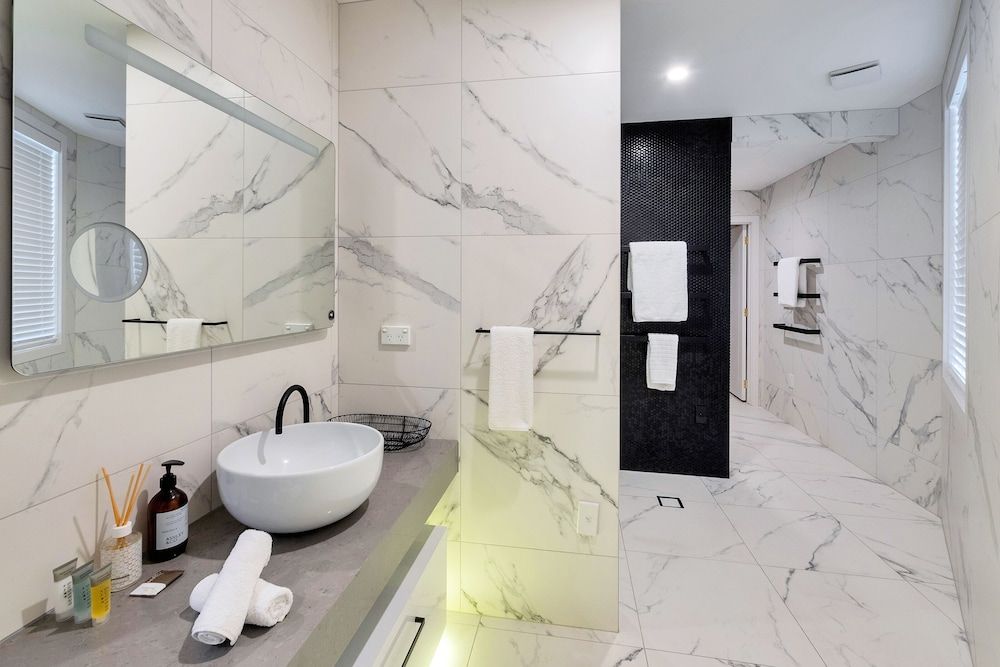 Luxe In The City w Two Car Parks Luxury Apartment 13