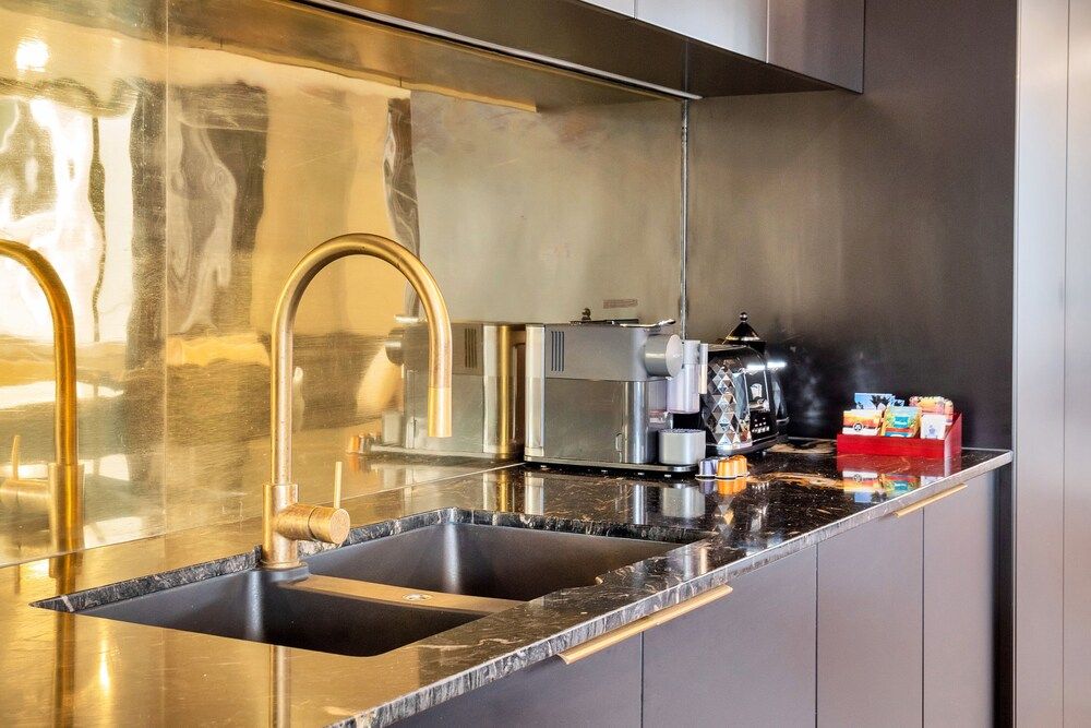 Luxe In The City w Two Car Parks Luxury Apartment 12