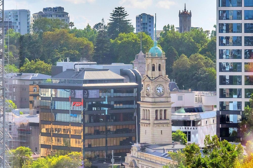 Luxe In The City w Two Car Parks Luxury Apartment 11