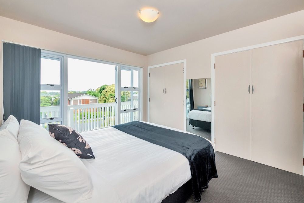 undefined Sunny Three Bedroom Delight Upper Level 8