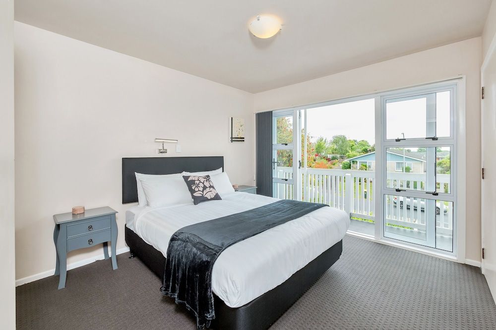 undefined Sunny Three Bedroom Delight Upper Level 4