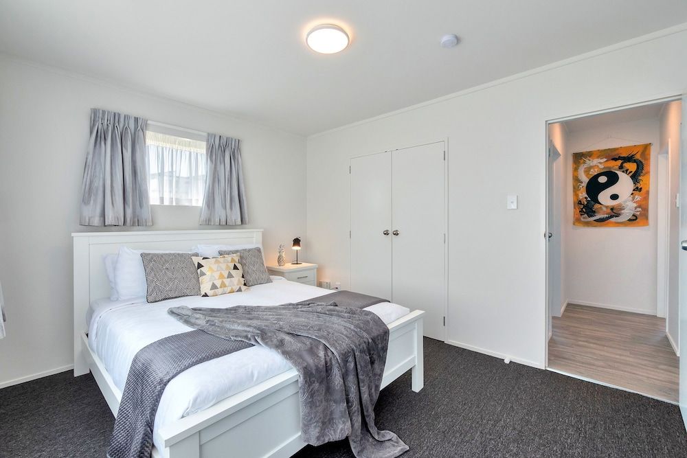 undefined Bright 3 Bedroom near St Lukes Mall 3