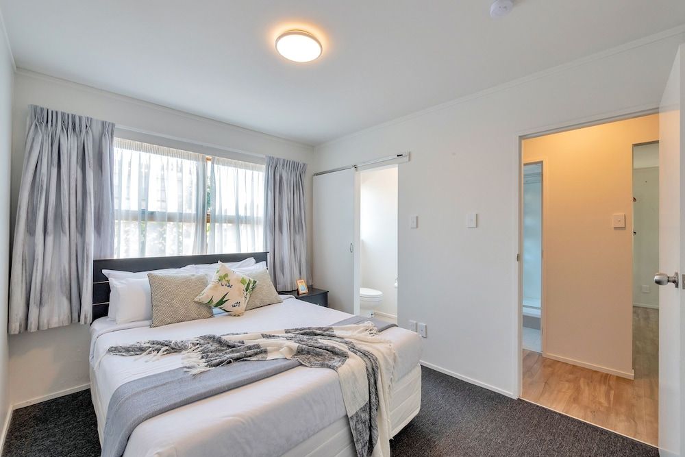 undefined Bright 3 Bedroom near St Lukes Mall 3 7