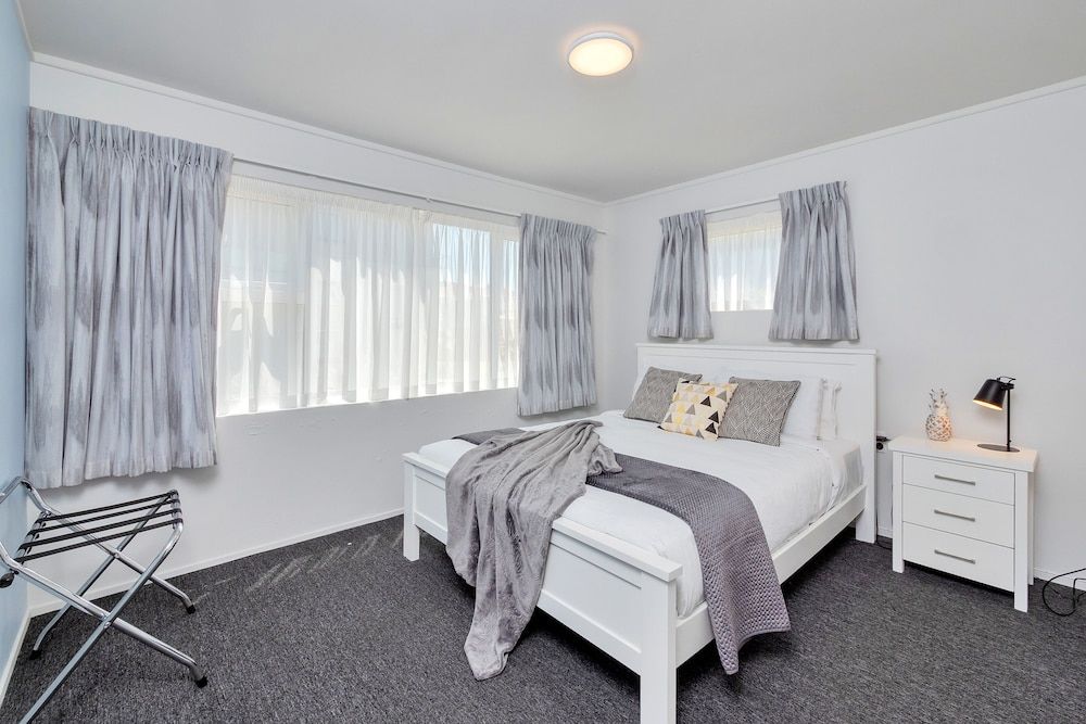 undefined Bright 3 Bedroom near St Lukes Mall 3 3