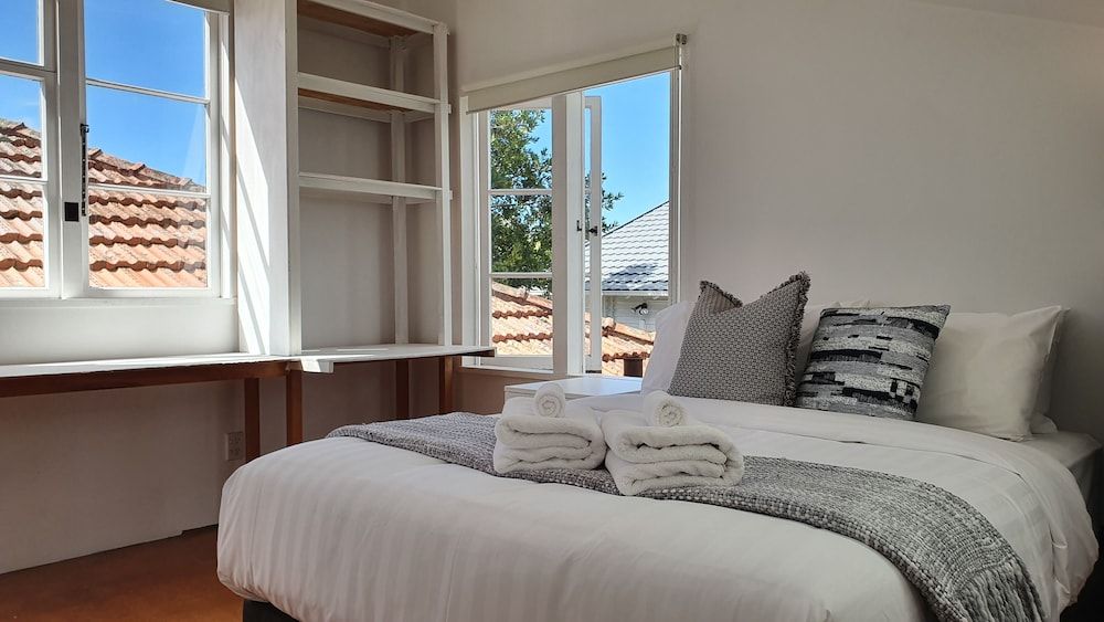 undefined Bright and Modern Oasis in Kingsland 9