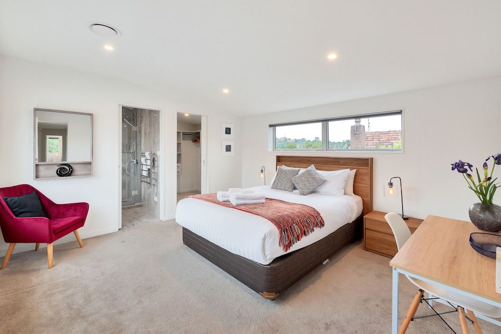 Elegant and Stylish Retreat in Epsom House, 5 Bedrooms 2