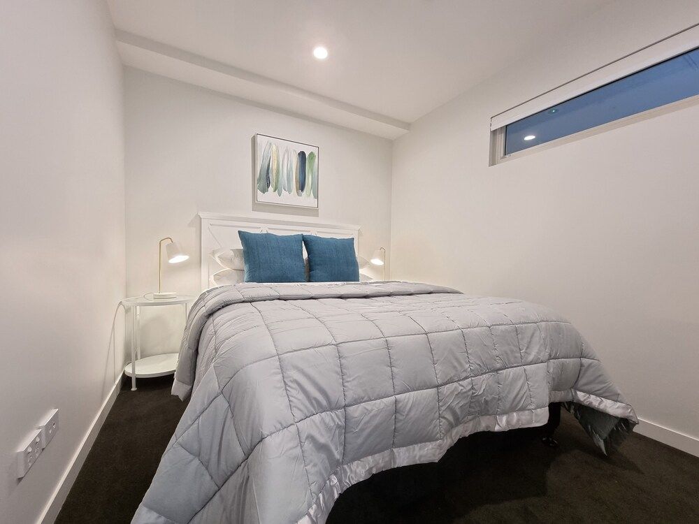 undefined Luxe Apt w Harbour-Sunset Views -Parking 10