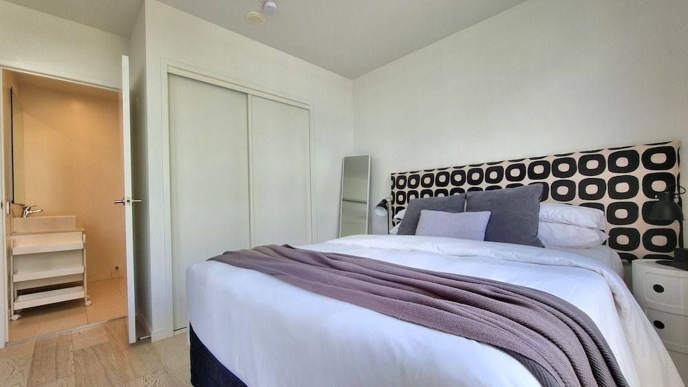 undefined Marina View Apartment in Viaduct - Pool 3