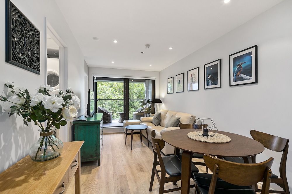 undefined Chic 2BR Pool & Gym - Steps to Ponsonby 8