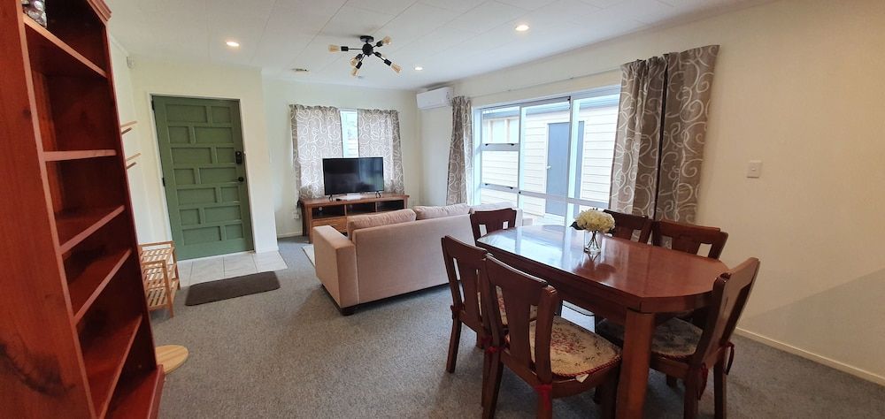 Cheerful 3BR Home - Free WiFi & Netflix House 10