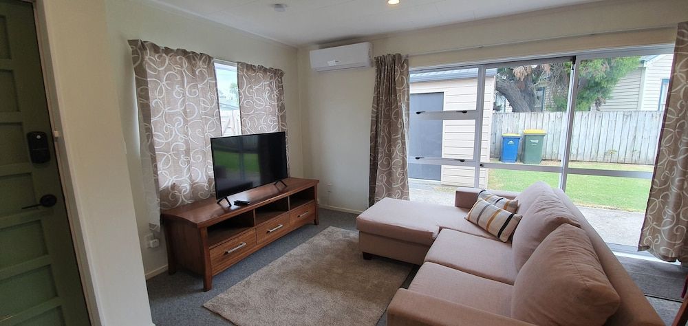 Cheerful 3BR Home - Free WiFi & Netflix House 16