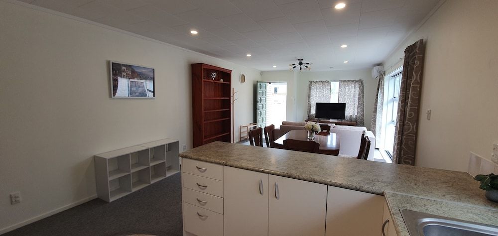 Cheerful 3BR Home - Free WiFi & Netflix House 13