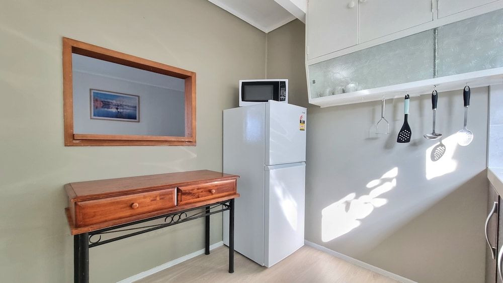 undefined Lovely 2- Bedroom Unit with Free Parking 9