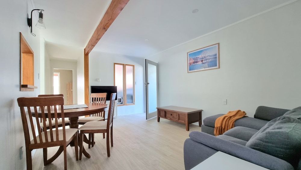 undefined Lovely 2- Bedroom Unit with Free Parking