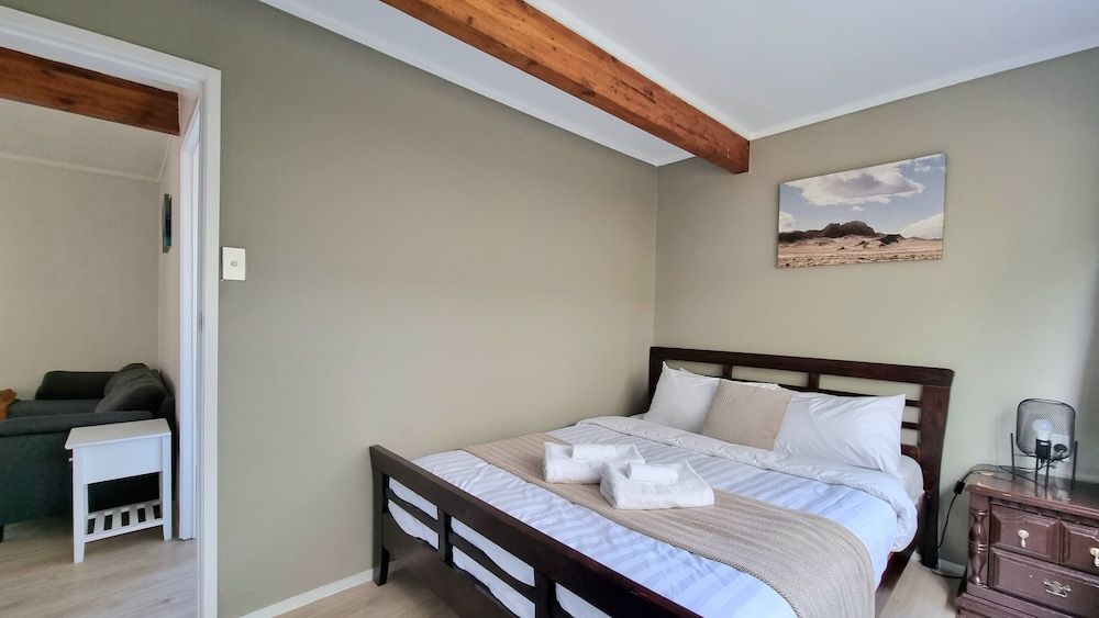 undefined Lovely 2- Bedroom Unit with Free Parking 5