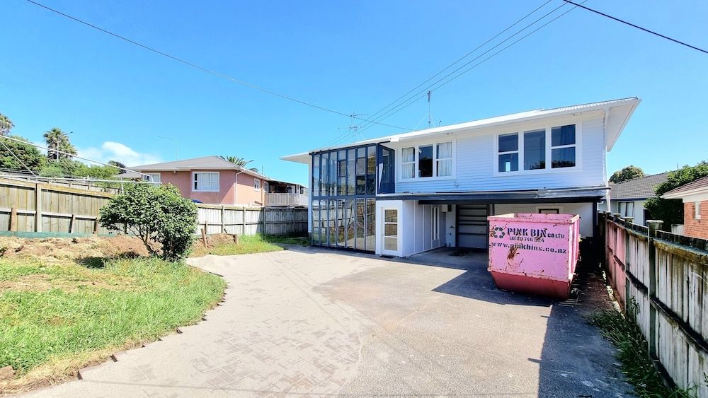 undefined Lovely 2- Bedroom Unit with Free Parking 2