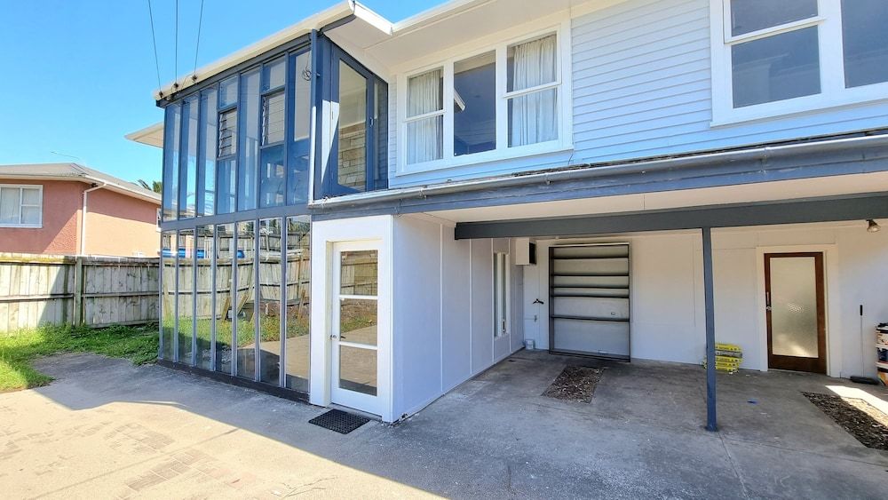 undefined Lovely 2- Bedroom Unit with Free Parking 3