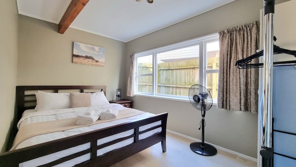 undefined Lovely 2- Bedroom Unit with Free Parking 4
