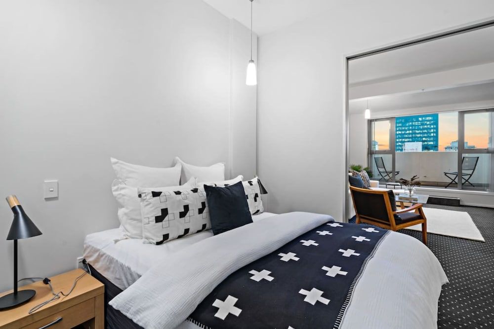 undefined Chic & Spacious CBD Loft - 2 Beds & City 6