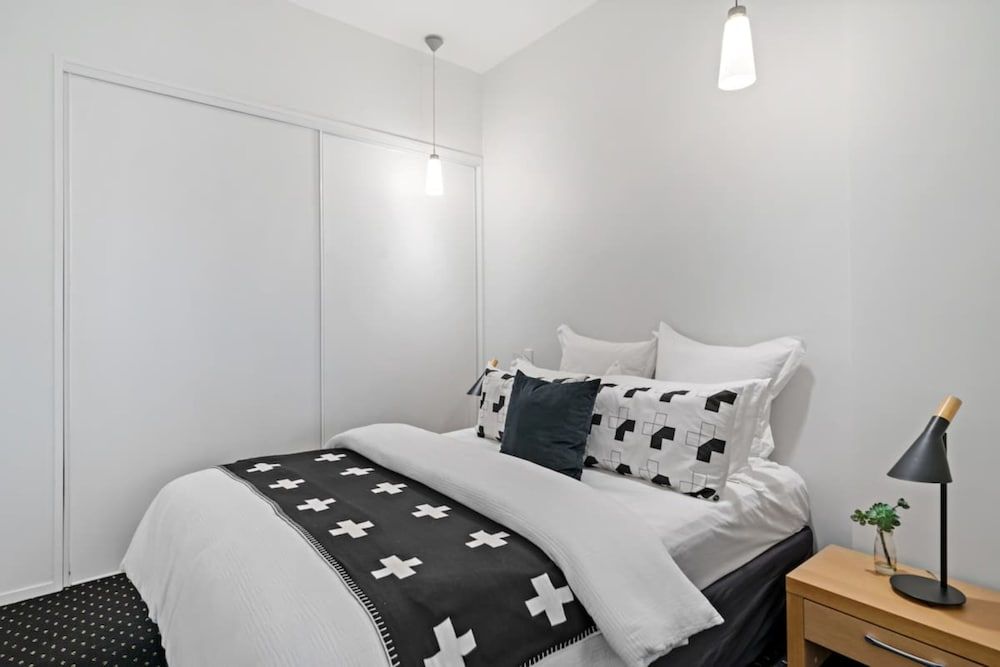 undefined Chic & Spacious CBD Loft - 2 Beds & City 5