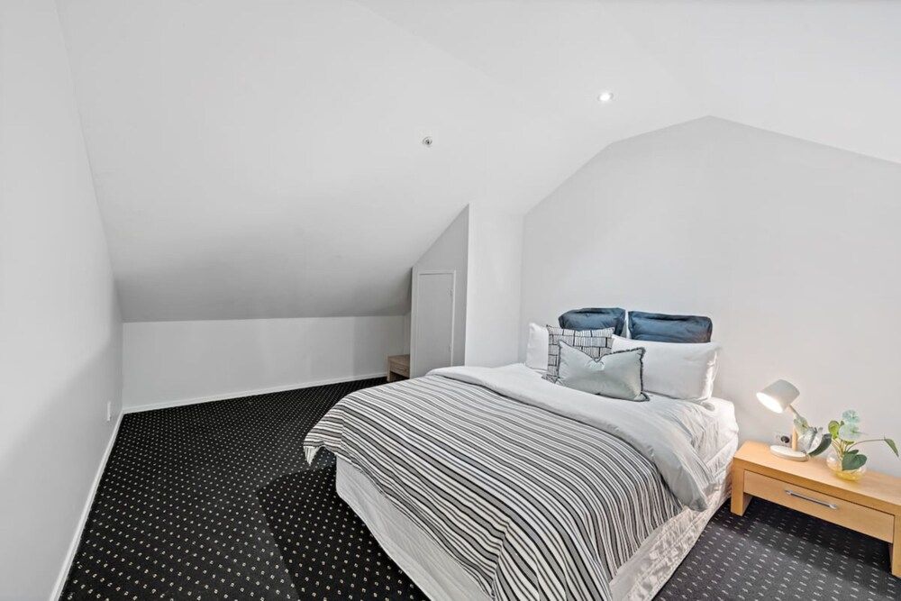 undefined Chic & Spacious CBD Loft - 2 Beds & City 4