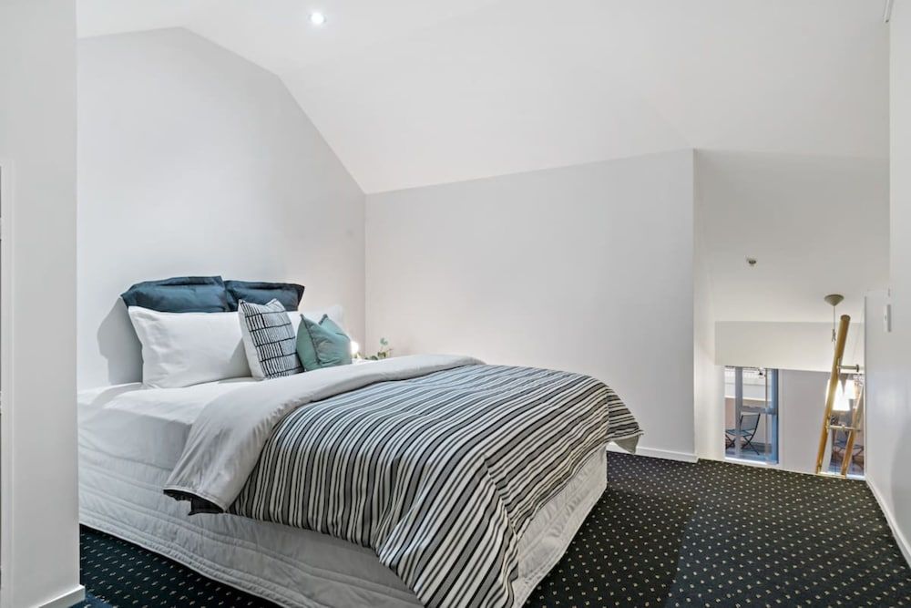 undefined Chic & Spacious CBD Loft - 2 Beds & City 7