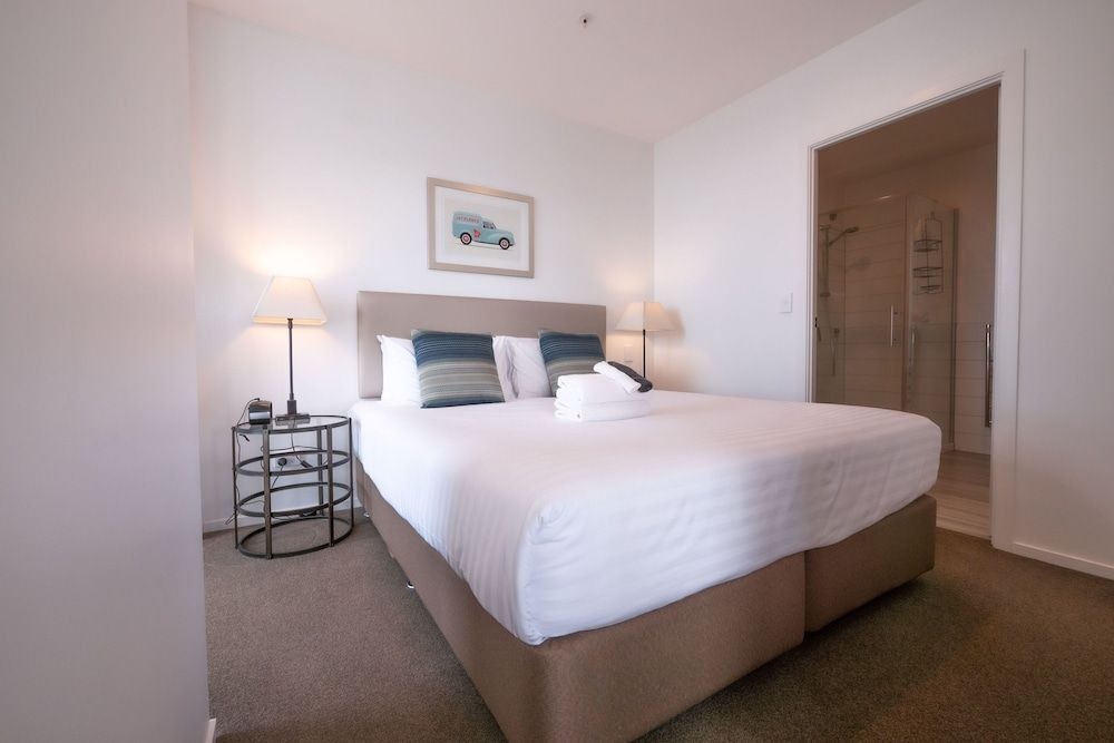 undefined Stunning 2 Bedroom Apartment With City and Harbour Views in the CBD 5