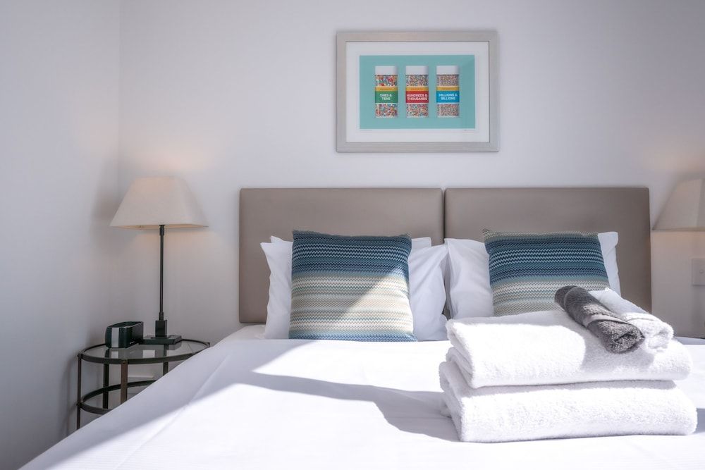 undefined Stunning 2 Bedroom Apartment With City and Harbour Views in the CBD 6