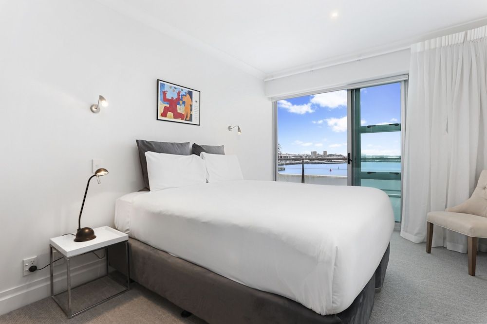 undefined Light and spacious w incredible harbour views 5