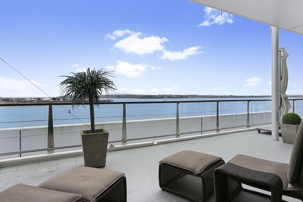 undefined Light and spacious w incredible harbour views 10