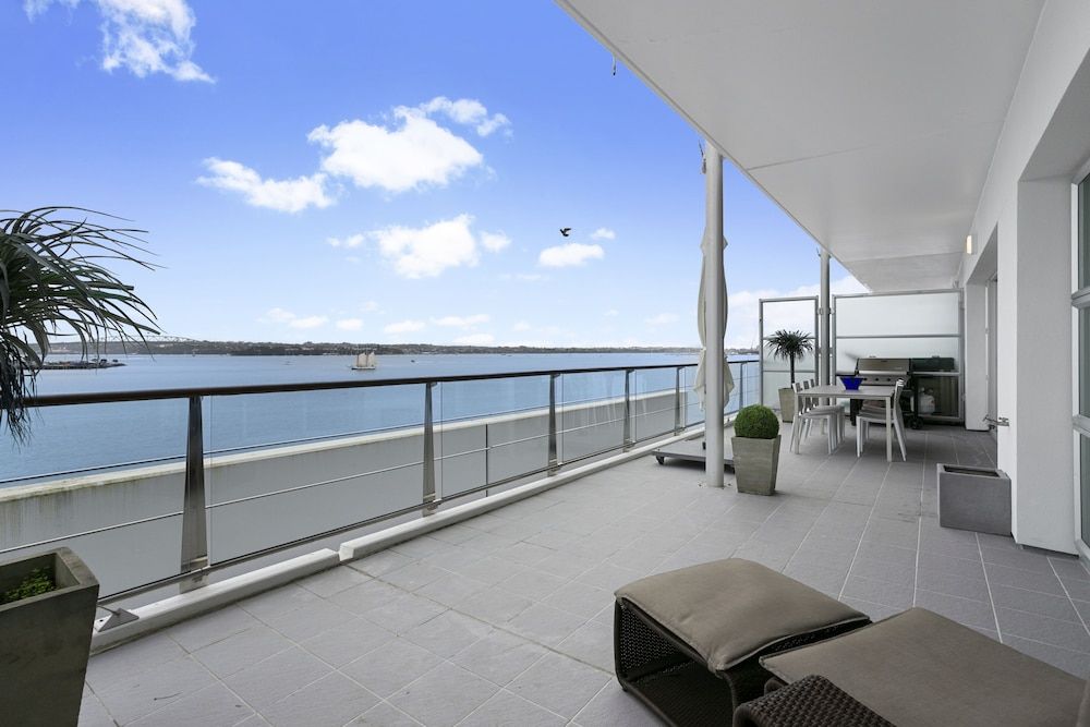 Light and spacious w incredible harbour views Deluxe Apartment 7