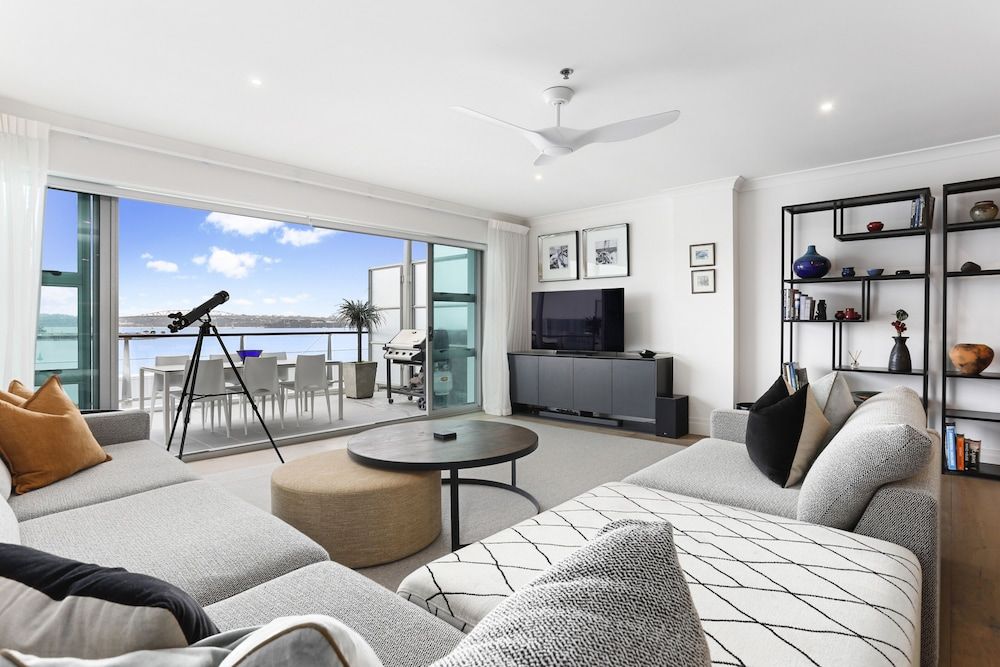 undefined Light and spacious w incredible harbour views 8