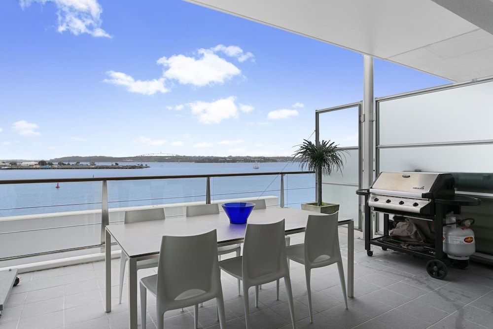 Light and spacious w incredible harbour views Deluxe Apartment 8