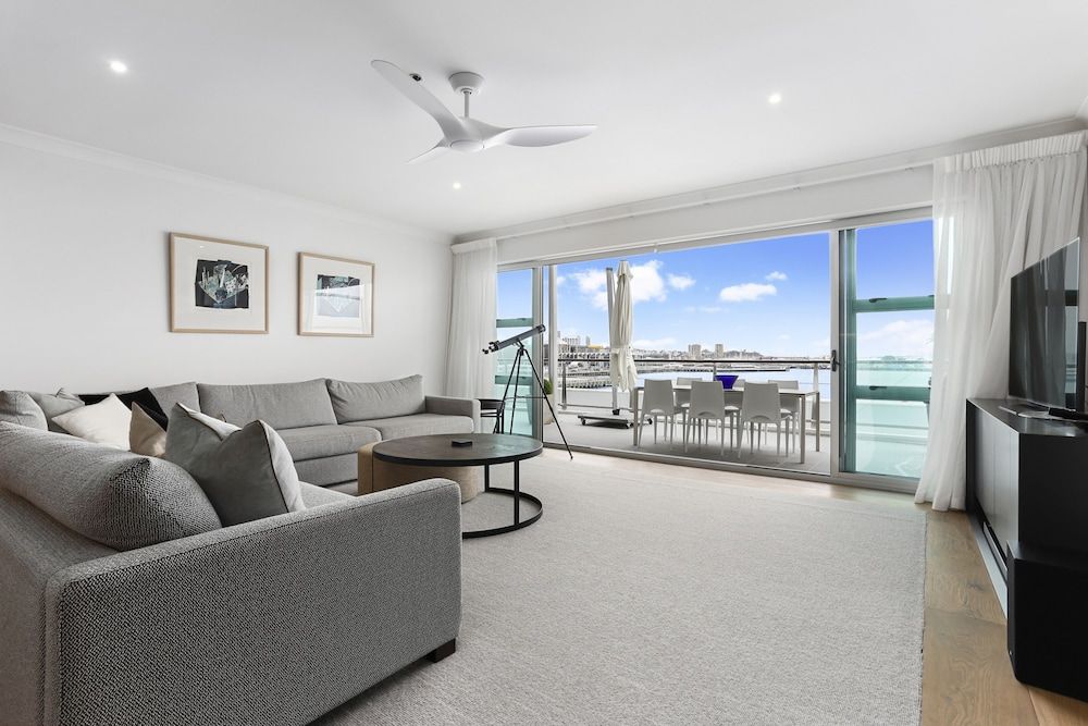 undefined Light and spacious w incredible harbour views 9