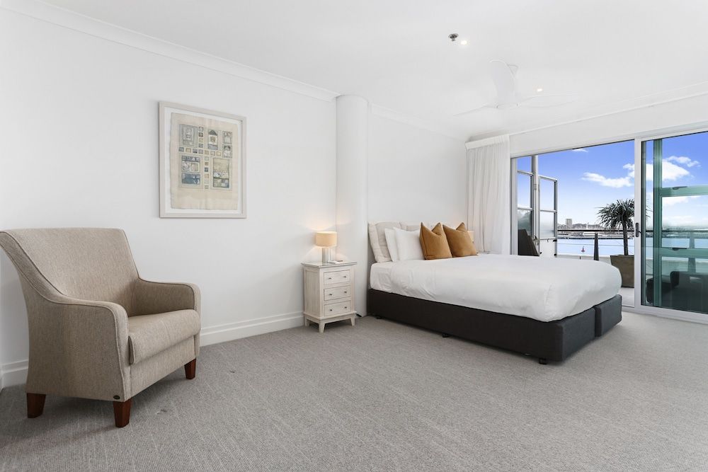 undefined Light and spacious w incredible harbour views