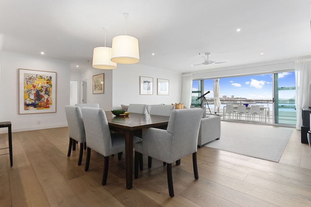 undefined Light and spacious w incredible harbour views 4