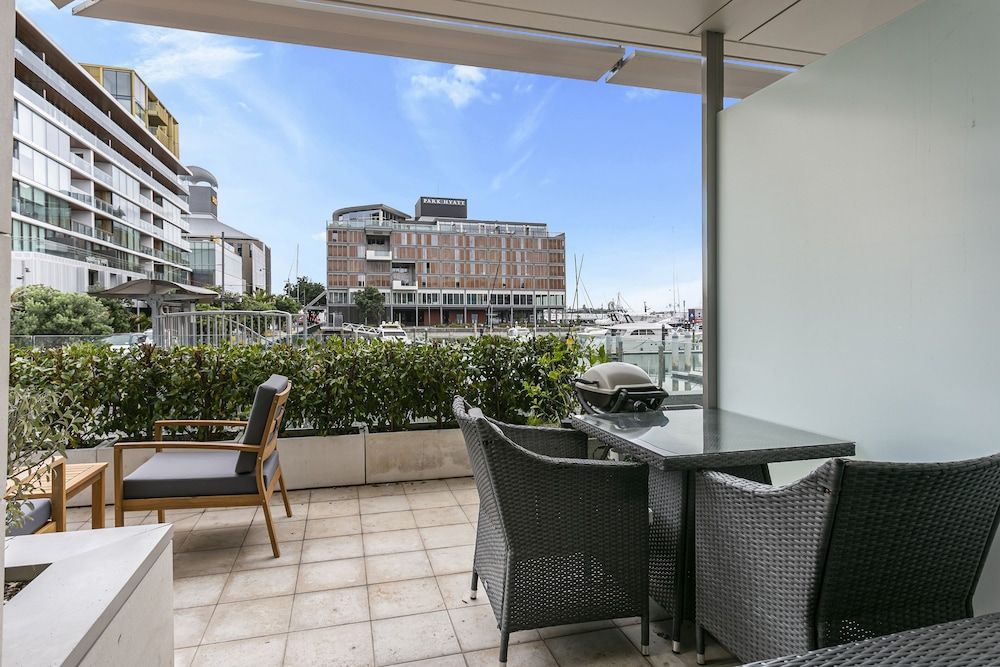 Elegant stunning marina views Deluxe Apartment 11