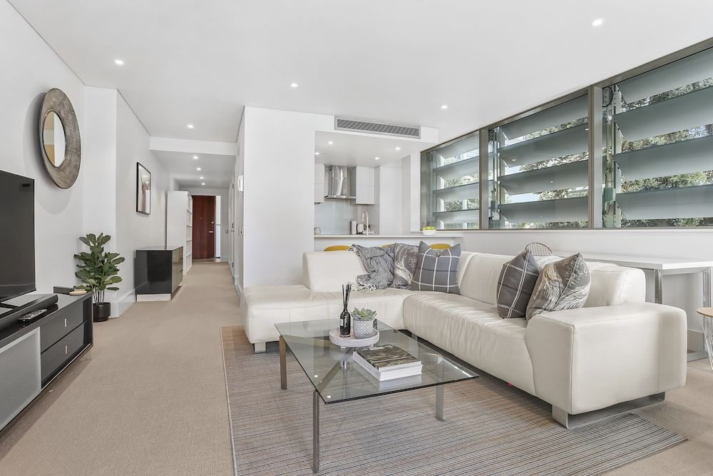 undefined Elegant stunning marina views 9